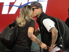 Recém-reconciliados, Dani Bolina e marido se beijam em aeroporto