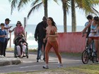 De barriga de fora, Isis Valverde grava cenas de 'Avenida Brasil'
