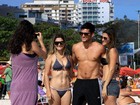 Bruno Gissoni mostra tanquinho e é tietado por fãs em praia do Rio