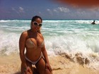 Mulher Melão exibe corpo em praia de Cancún