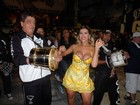 Com decote e pernas de fora, Ana Paula Minerato se joga no samba
