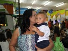 Solange Couto leva o filho a festa de atriz mirim de ‘Avenida Brasil’