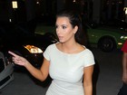 Kim Kardashian usa vestido justo e curto em jantar em família