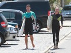 Cauã Reymond surfa com o pai em praia carioca 