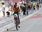 Marcos Caruso pedala pela orla do Leblon, no Rio
