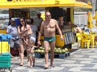 Claudia Mauro e Paulo César Grande curtem praia com os gêmeos no Rio