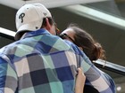 Nathalia Dill beija o namorado em aeroporto do Rio