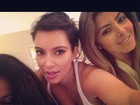 Kim Kardashian usa blusa decotada em festa do pijama