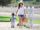 Sandra Bullock faz piquenique com o filho