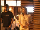 Claudia Leitte janta com o marido em restaurante carioca