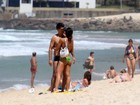 Cynthia Howlett e Eduardo Moscovis namoram em praia do Rio