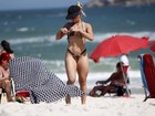 Andréa de Andrade usa microbiquíni em dia de praia no Rio