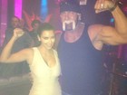 Kim Kardashian e Hulk Hogan exibem seus muques