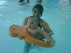 Filho de Priscila Pires faz primeira aula de natação