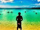 Caio Castro curte praia paradisíaca nas Bahamas