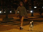Depois de acidente, Ellen Jabour caminha com seu cachorrinho no Rio