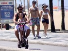 Jogador do Fluminense, Fred curte praia com a filha e faz a festa dos fãs 