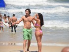 Suzana Pires vai à praia com o namorado
