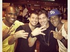 Thiago Martins curte noite em bar com amigos no Rio