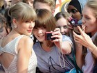 Também quero! Taylor Swift tira foto com fãs na Inglaterra