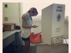 Alinne Rosa leva aparelho eletrônico para cabine de votação