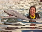Tati Minerato nada com golfinhos em parque aquático de Orlando