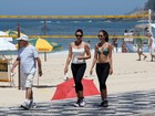 Duas gerações em forma: Luiza e Yasmin Brunet caminham no Rio