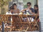 Daniel Rocha almoça com uma amiga no Rio de Janeiro