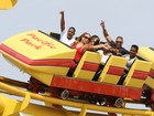 Mariah Carey vai a parque de diversões com a família