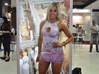 De vestidinho curto, Aryane Steinkopf vai a evento em São Paulo 