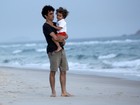 Caio Blat curte fim de tarde na praia com o filho