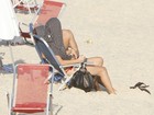 Mayana Neiva faz 'cabaninha' para poder beijar à vontade em praia 