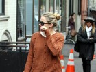 Sienna Miller rói as unhas durante caminhada pelas ruas de Nova York