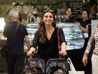 Giovanna Antonelli passeia com as filhas no shopping