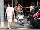 Claudia Ohana passeia com a filha e netinho caçula no Rio