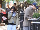 Mila Kunis e Ashton Kutcher se escondem de paparazzo