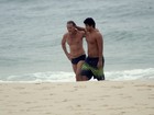 Marcello Noaves curte praia com o filho no Rio