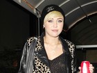 Sem sutiã, Miley Cyrus usa blusa com transparência
