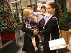 Giovanna Antonelli e Danielle Winits se encontram em shopping no Rio
