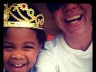 Astrid Fontenelle coloca coroa no filho: 'Meu rei'