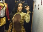 Kim Kardashian usa fantasia de oncinha com decote até o umbigo