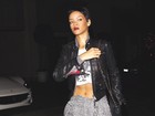 Com cara de poucos amigos, Rihanna exibe barriga sequinha 