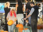 Com o cabelo rosa, Christina Aguilera escolhe abóboras 