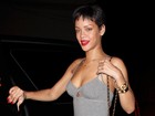 Rihanna faz o estilo 'boazuda' com vestido colado e curtinho