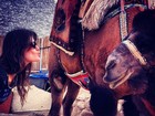 Isabeli Fontana se encanta por camelo e brinca: ‘Amor à primeira vista’