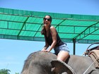 Gyselle Soares anda de elefante e visita pontos turísticos na Tailândia