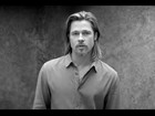 Brad Pitt fica entre uma loira e uma morena em campanha publicitária