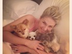 Ana Hickmann leva seus cachorrinhos para cama: ‘Hora de ninar’