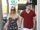 Paris Hilton passeia de mãos dadas com o namorado