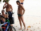 Marcello Novaes joga vôlei e posa com fãs na praia da Barra da Tijuca, no Rio